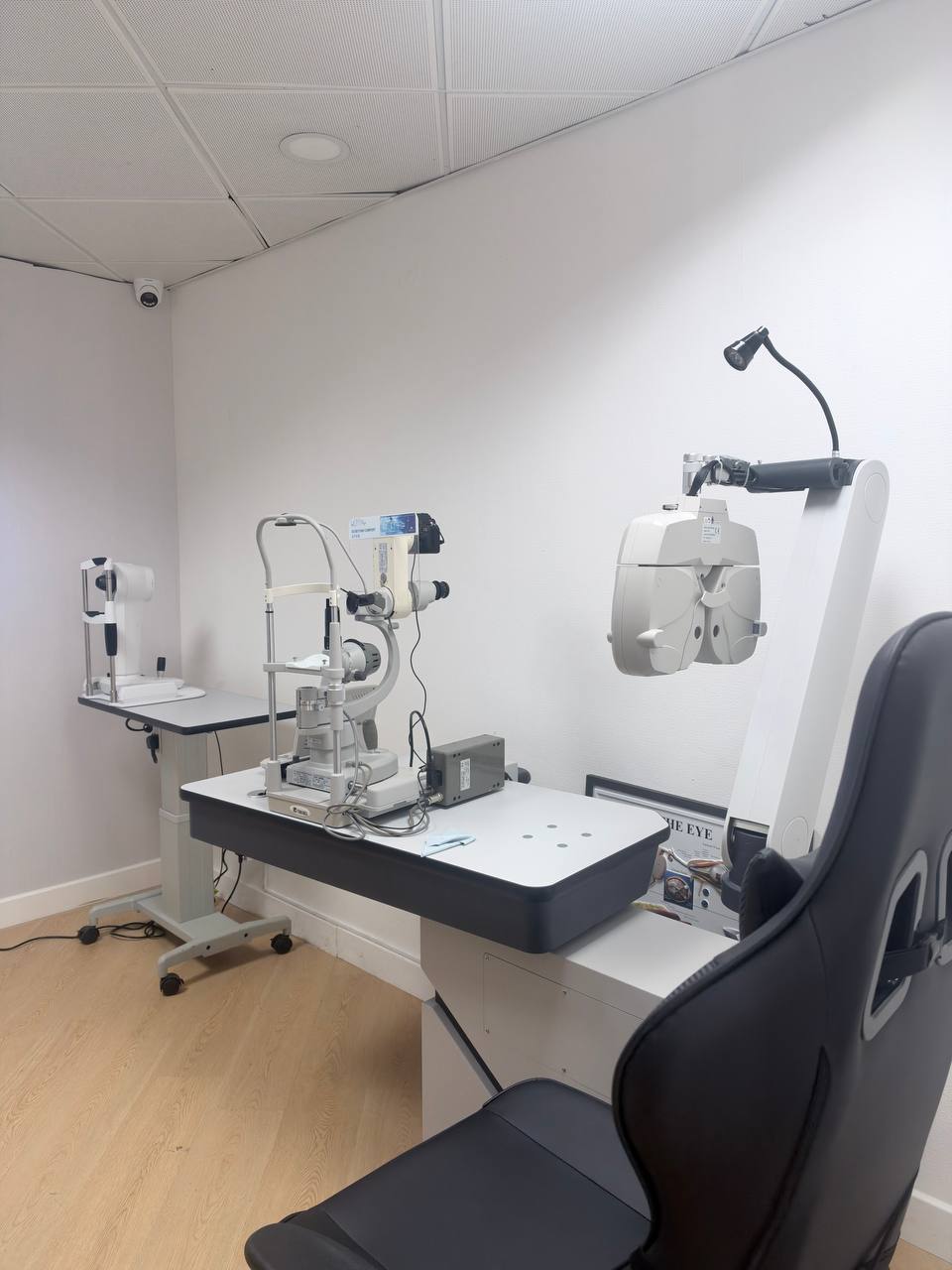 Nini Optical 診療室內設有裂隙燈及標準視光檢查儀器
